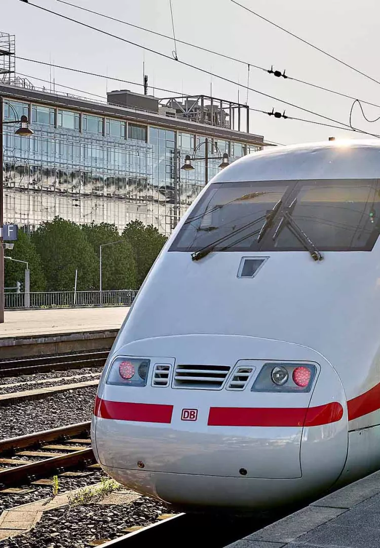 ICE an einem Bahnhof