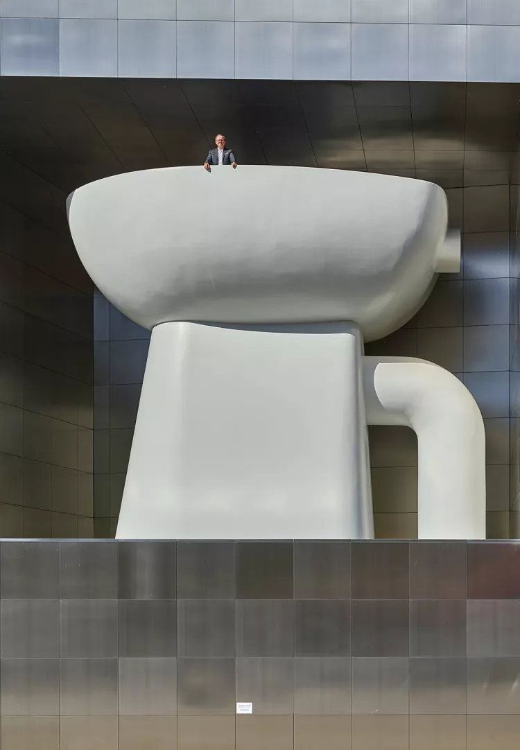 Stephan Tahy, CEO bei Duravit, steht auf der firmeneigenen Aussichtsplattform am Unternehmenssitz in Hornberg.