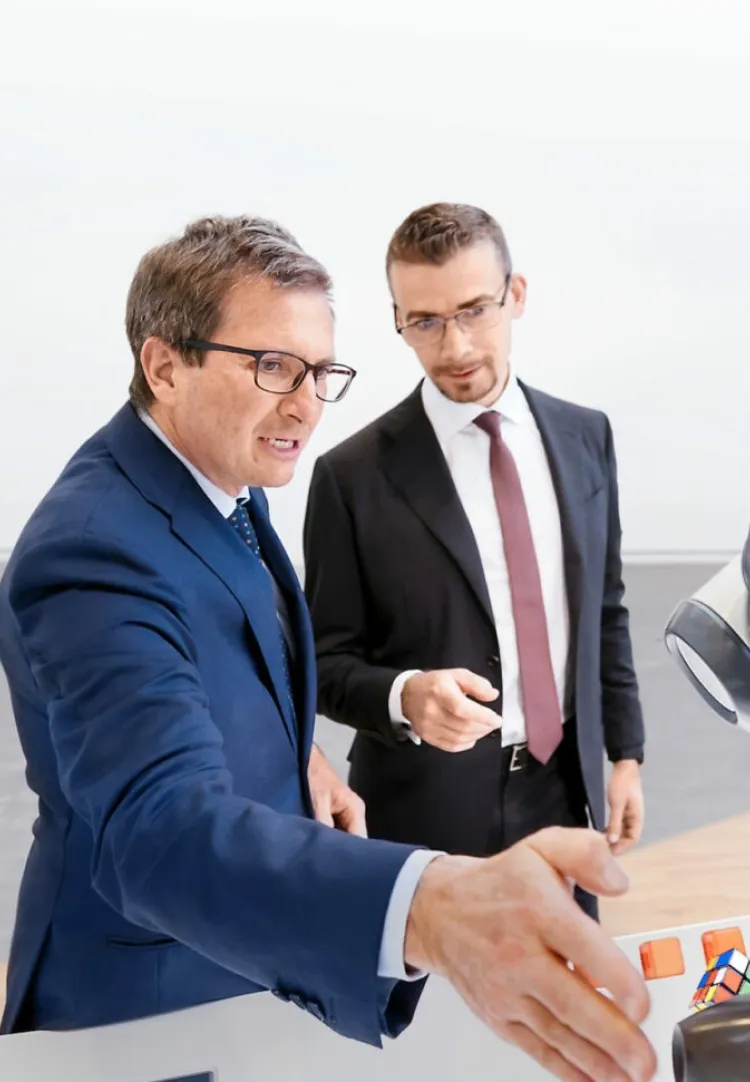 Leonardo Leani, Division Manager Robotics & Discrete Automation bei ABB (links), und Claudio Brusatori, Partner bei Porsche Consulting Italia