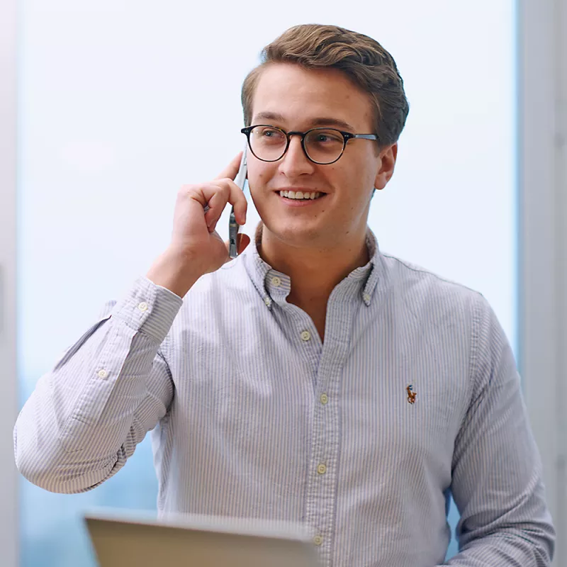Ein junger Berater telefoniert mit seinem Smartphone
