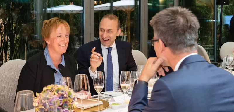 3 Menschen Essen im Restuarant 