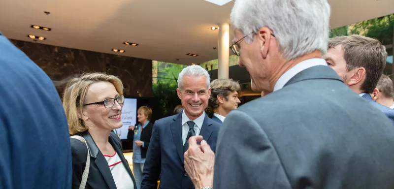 3 Menschen am Event