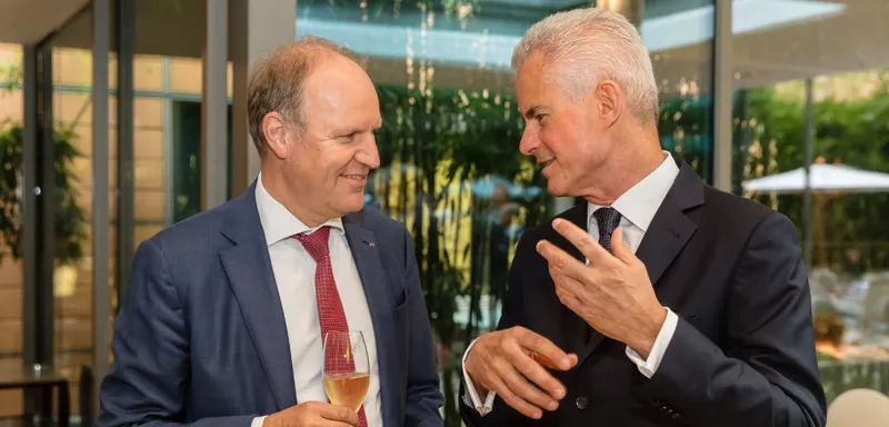 2 Männer diskutieren 