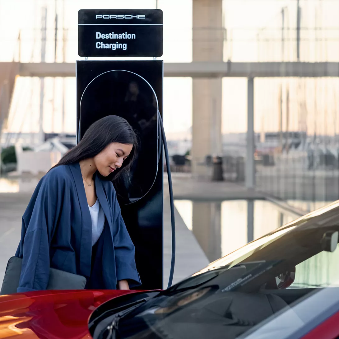 Frau lädt ihr Elektroauto auf