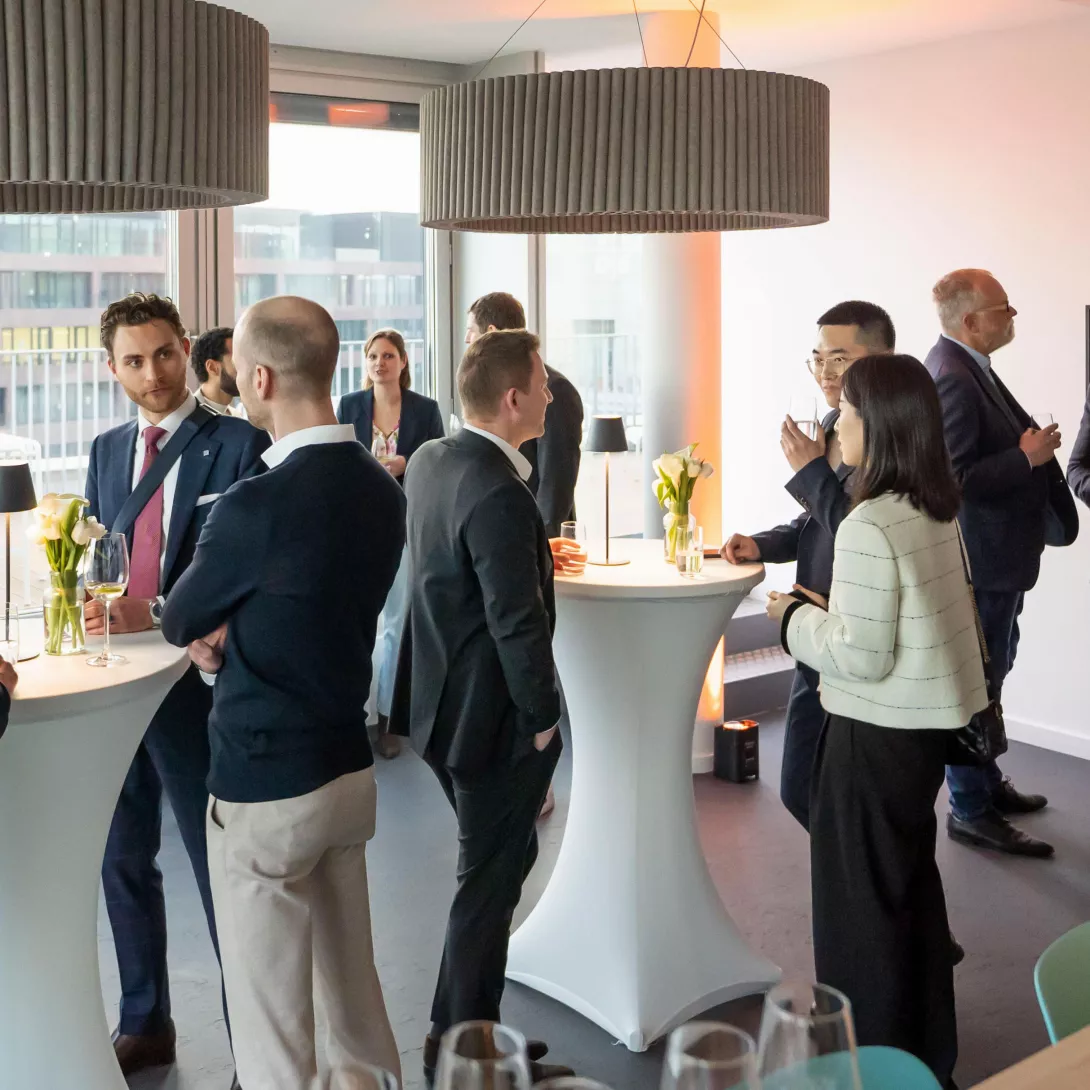Porsche Consulting After Work Event Hamburg Menschen unterhalten