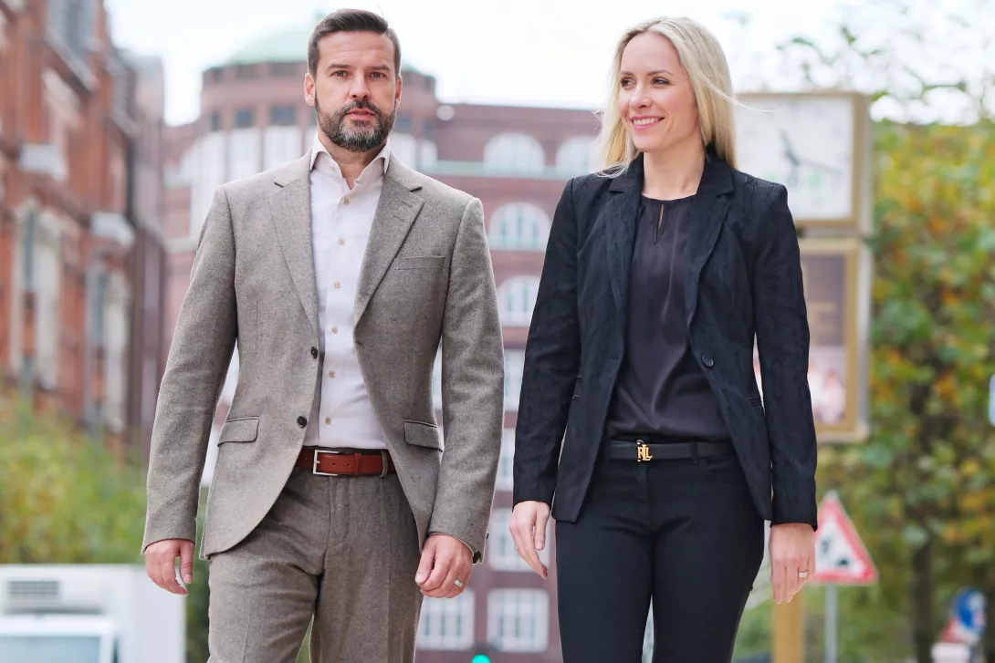 CO Magazin picture: showing 2 people walking
