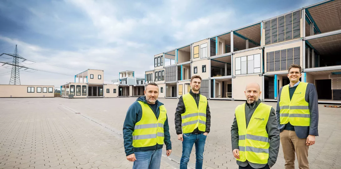 So macht man Schule: Werkleiter Jörg Draschner, der Leiter der Produktentwicklung Jonas Beuth und Geschäftsführer Oliver Hartmann von Kleusberg und Berater Tobias Michels von Porsche Consulting (von links) wollen die Bauzeit von Jahren auf drei Monate verkürzen.