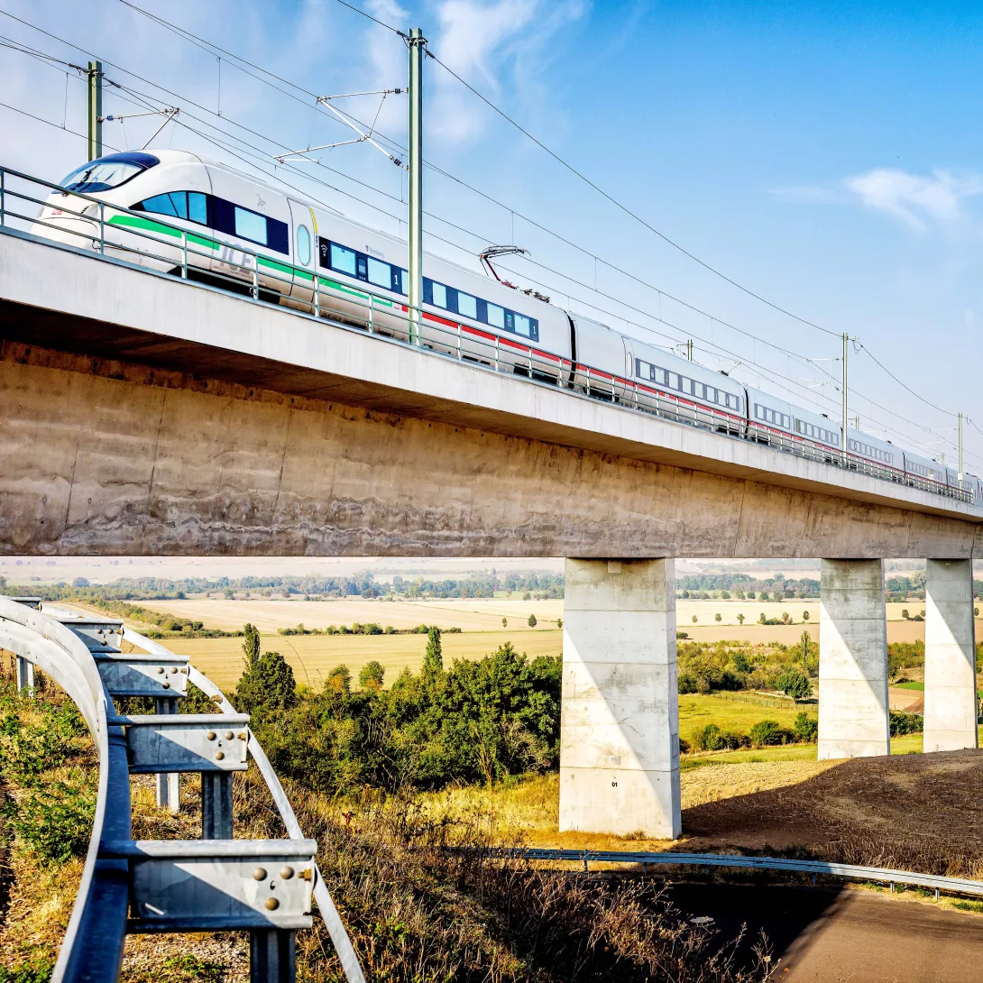 Mit 2,7 Kilometern Länge ist die 2012 fertiggestellte Unstruttalbrücke (Höhe: 49 Meter) zwischen Erfurt und Leipzig das zweitlängste Brückenbauwerk der Bahn in Deutschland. Sie ist Teil einer 2,8 Milliarden Euro teuren und 123 Kilometer langen Neubaustrecke. Auch für solche Jahrhundertprojekte braucht das Infrastruktursystem Schiene mehr Planungsstabilität – insbesondere bei der Finanzierung.