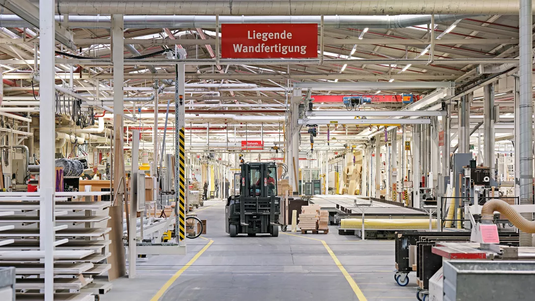 In den Produktionshallen von WeberHaus trifft Traditionshandwerk auf moderne Technik. Das Ergebnis: individuelle Fertighäuser aus dem nachhaltigen Rohstoff Holz. Hohe Technikstandards garantieren die Passgenauigkeit bis auf den letzten Millimeter. 