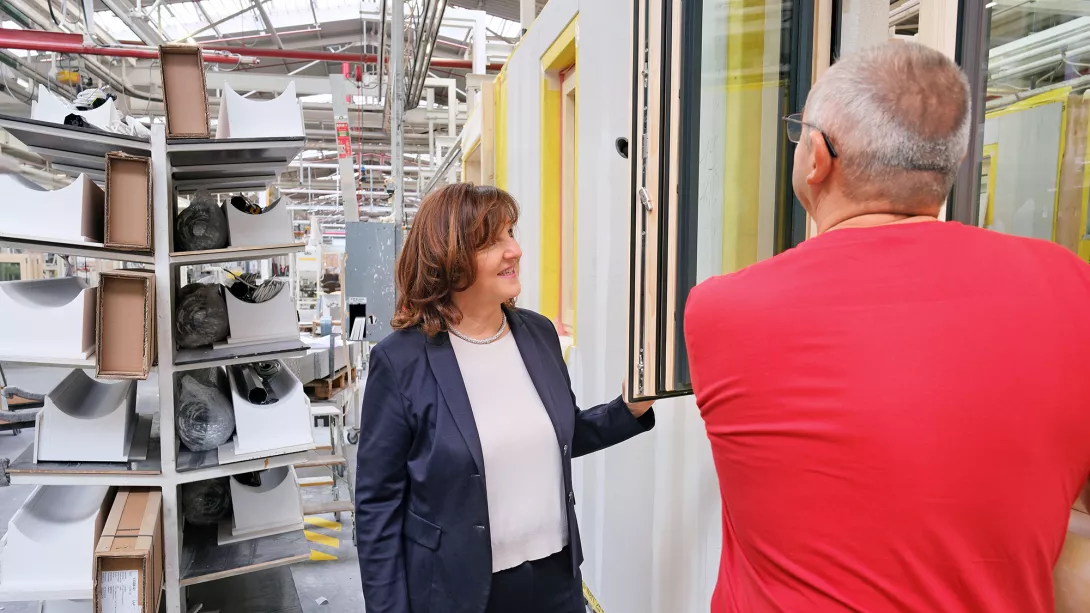 Eine letzte Kontrolle zum Schluss: Heidi Weber-Mühleck wirft mit Mitarbeiter Fabrice Roser einen prüfenden Blick auf die fertigen Wandmodule. Im nächsten Schritt werden die Wände auf die Ladungsplattform transportiert und per Schwertransport just-in-time direkt zum Kunden auf die Baustelle geliefert.  
