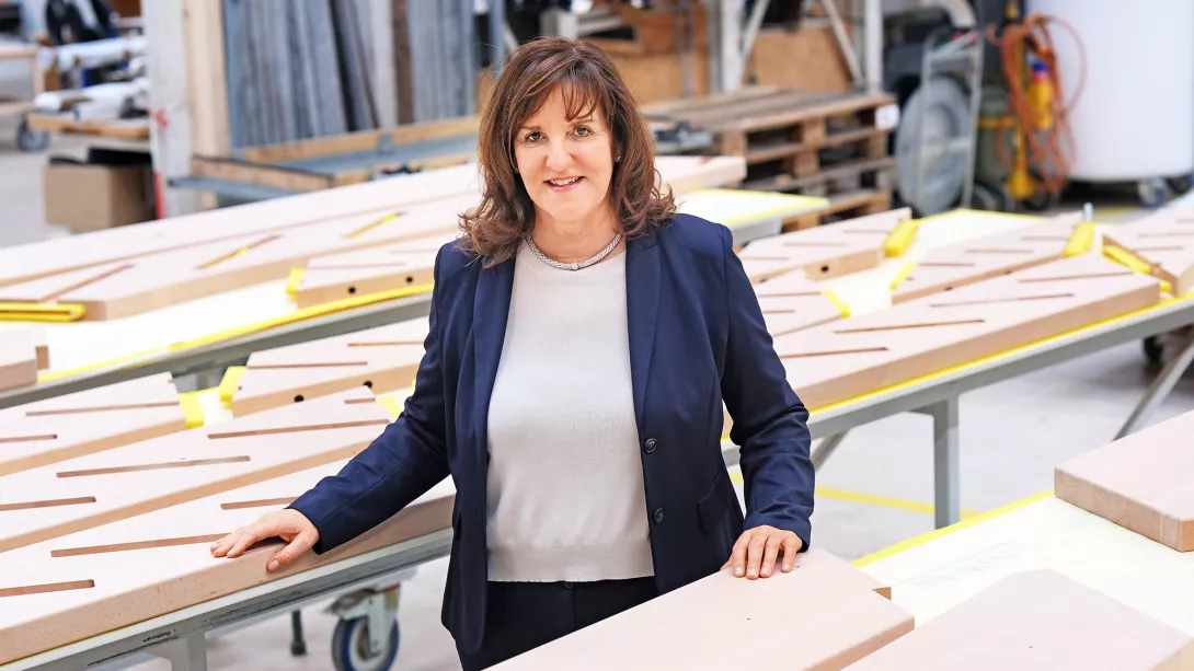 Die Treppe – das Herzstück eines jeden Weber-Hauses. Präzision und Handwerkskunst sind hier gefragt. Darum setzt die Familienunternehmerin auf spezialisiertes Personal. In der eigenen Lehrwerkstatt bildet der Fertighaushersteller schon seit vielen Jahrzehnten Fachkräftenachwuchs im Holzhandwerk aus.