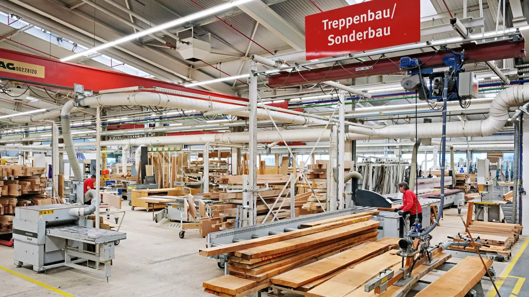 In der Weber-eigenen Treppenmanufaktur werden zwischen 800 und 850 Holztreppen pro Jahr für die beiden Werke Rheinau-Linx und Wenden-Hünsborn gefertigt. Rund 25 Mitarbeitende sind im Treppenbau beschäftigt: darunter Maler, Schreiner und Zimmerer.