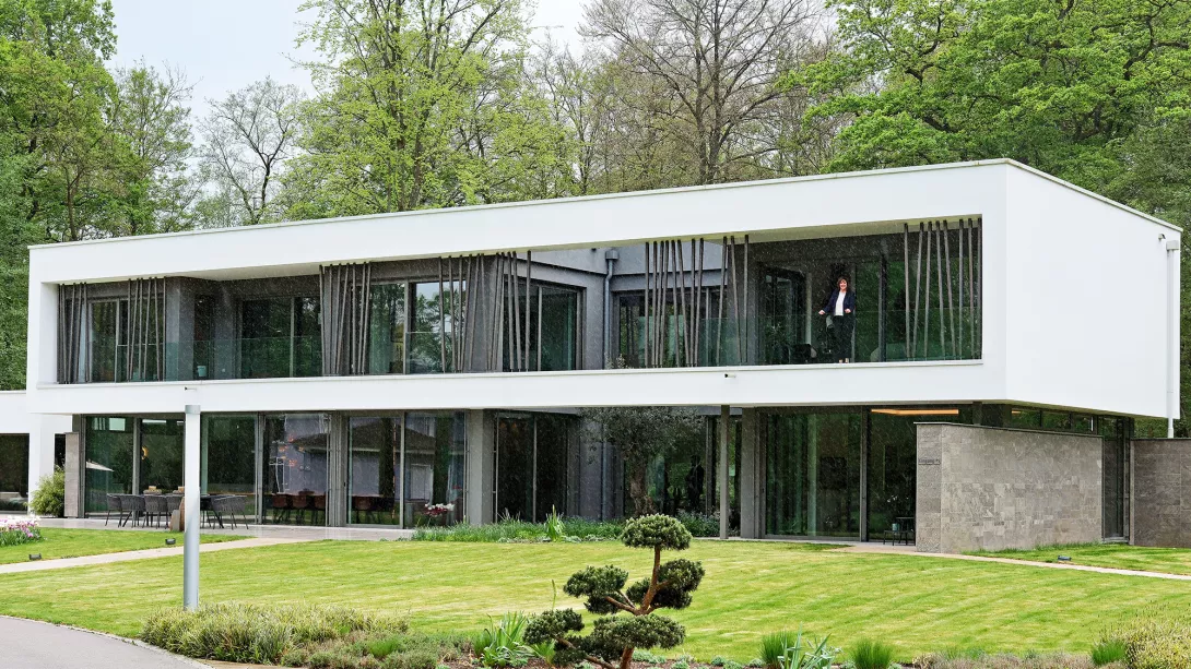  Geschäftsführerin Heidi Weber-​Mühleck auf dem Balkon der imposanten, rund 335 Quadratmeter großen „Villa Blunt“. Entworfen wurde sie vom Londoner Architekten Nick Blunt. Mit ihm kooperiert der Fertighaushersteller bei der Planung und Vermarktung von individuellen Designer-​Villen in England.