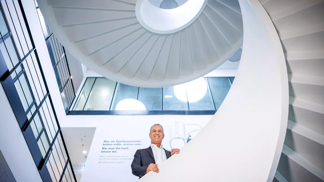 Albrecht Reimold Porsche AG im Firmengebäude