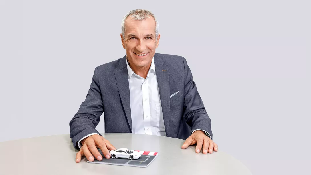 Albrecht Reimold Porsche AG mit Modellauto
