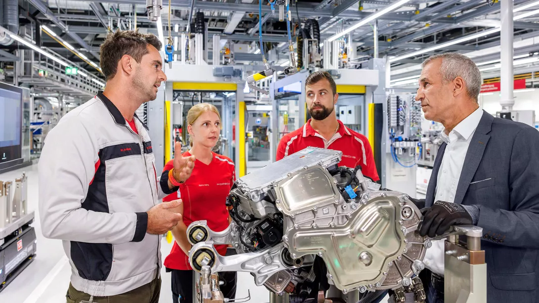 Albrecht Reimold in der Porsche Produktion