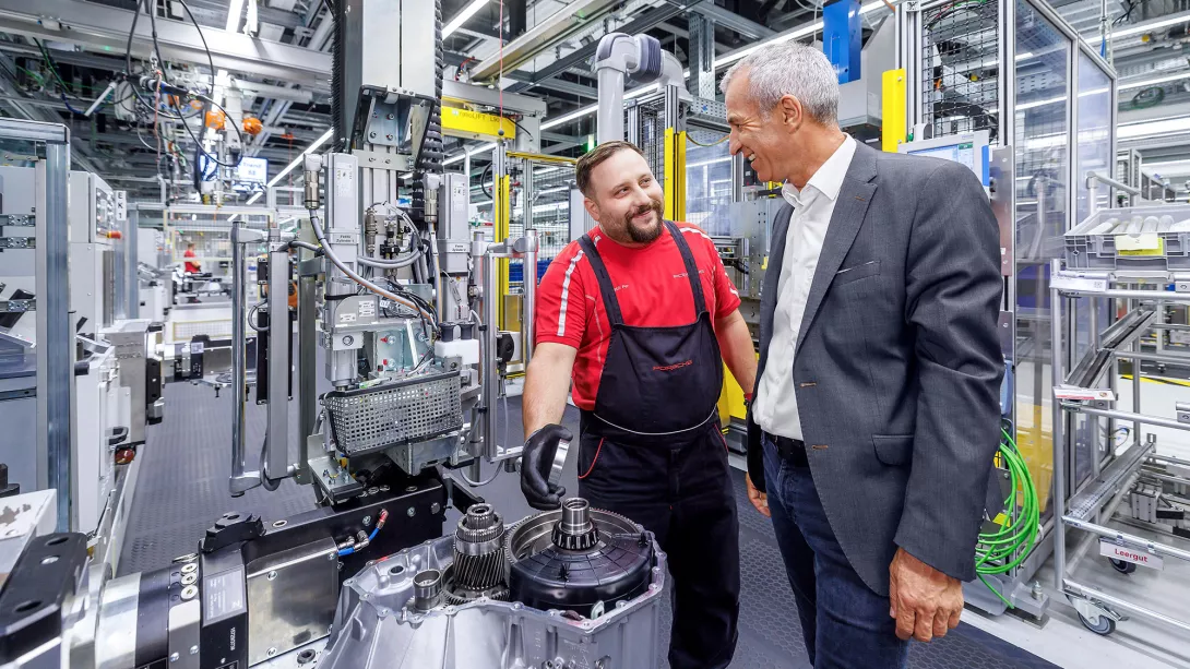 Albrecht Reimold in der Porsche Produktion