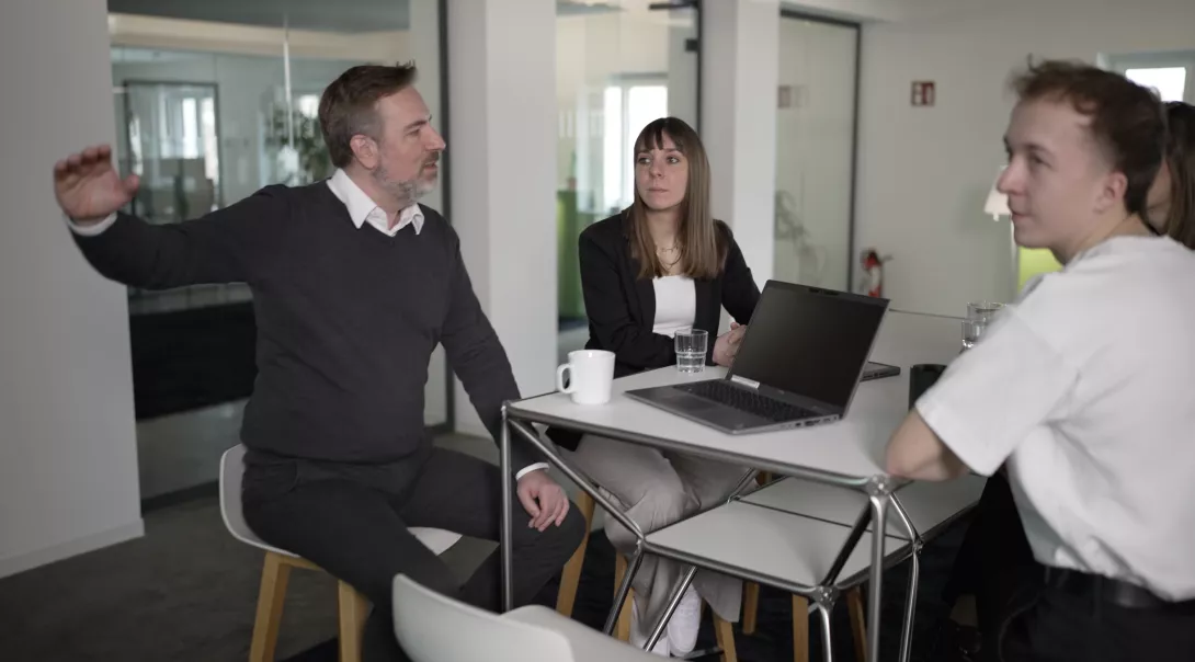 Durch den Einsatz von KI profitieren Einkaufschef Lasse Fehl und sein Team von mehr Transparenz, schnelleren Prozessen und messbaren Einsparungen.