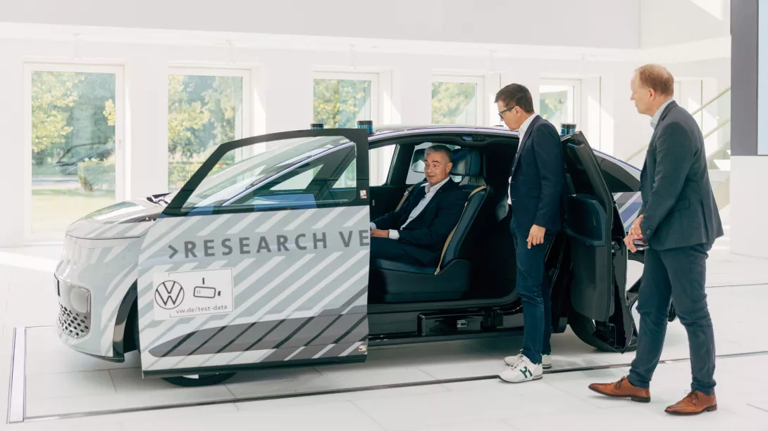 In der Volkswagen-Zentrale in Wolfsburg spricht Nikolai Ardey mit den Besuchern der Managementberatung Porsche Consulting über seine Vision des autonomen Fahrens