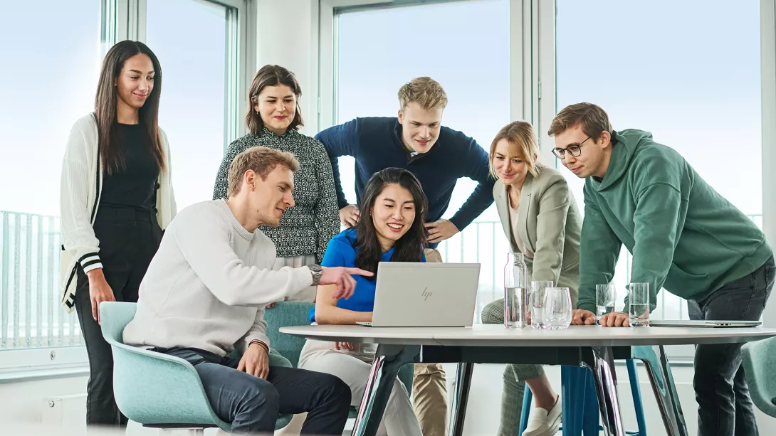 Durch den Einsatz Künstlicher Intelligenz bei der Vorbereitung, Durchführung und Nachbereitung von Meetings, lässt sich die Effizienz innerhalb weniger Wochen um bis zu 40 Prozent steigern.
