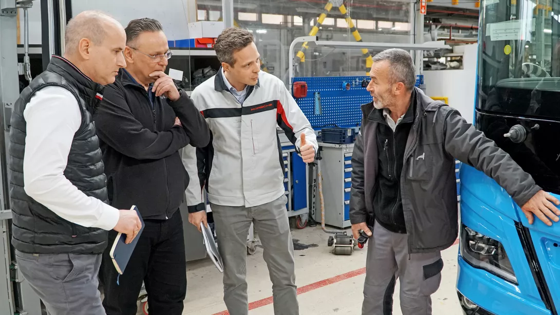 Oliver Stahl (links), Partner bei Porsche Consulting, Arkadiusz Kopiec und Michael Bartholdt, sowie Mehmet Ali Karaca (rechts)