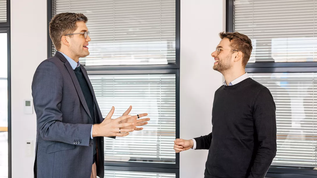 Tobias Michels, Senior Manager bei Porsche Consulting, und Jonas Beuth, Produktentwickler bei Kleusberg (rechts).