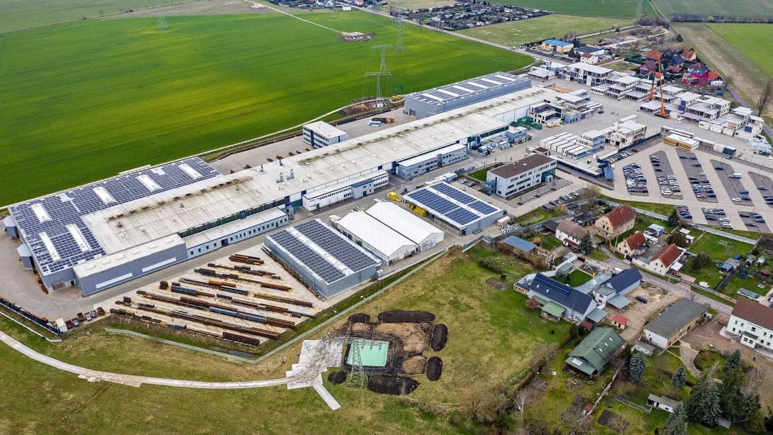 Kleusberg produziert Schulen in einer 500 Meter langen Fertigungshalle seines Werkes 2 im ostdeutschen Kabelsketal.
