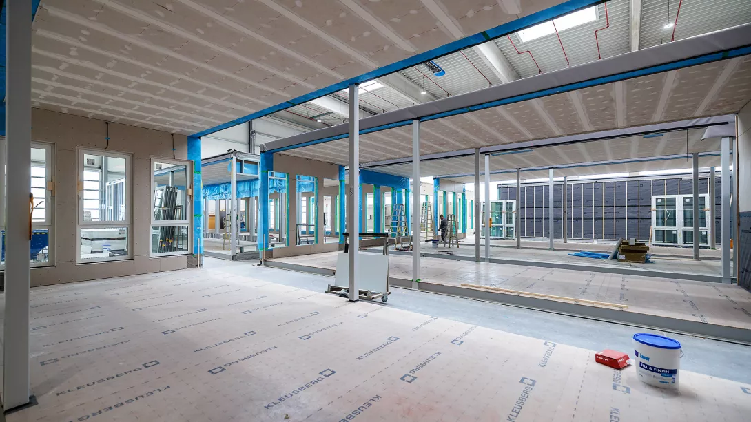 Kleusberg produziert Schulen in einer 500 Meter langen Fertigungshalle seines Werkes 2 im ostdeutschen Kabelsketal.