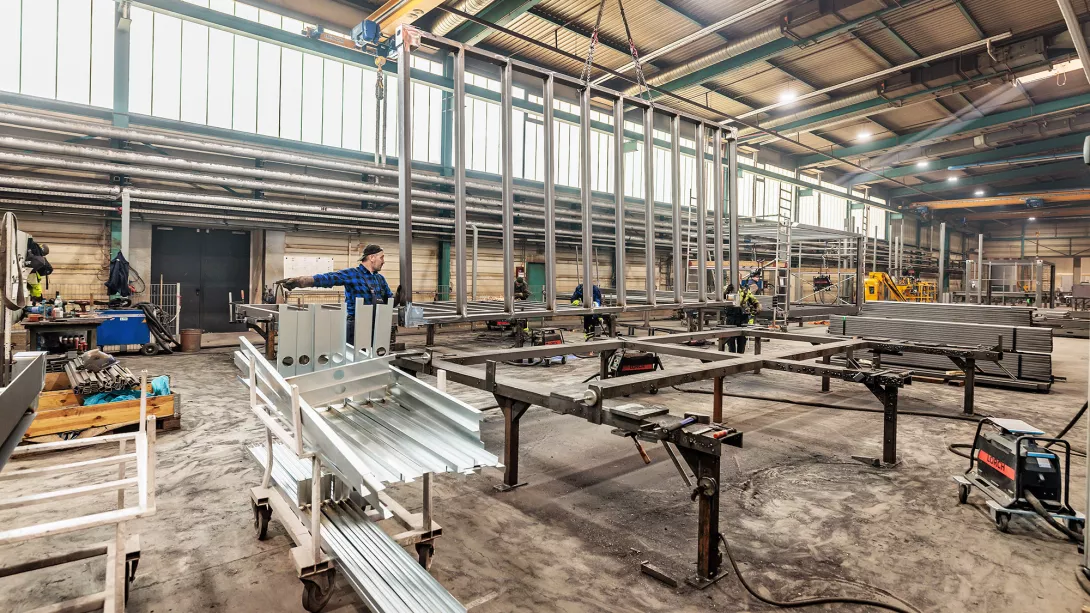 Kleusberg produziert Schulen in einer 500 Meter langen Fertigungshalle seines Werkes 2 im ostdeutschen Kabelsketal.