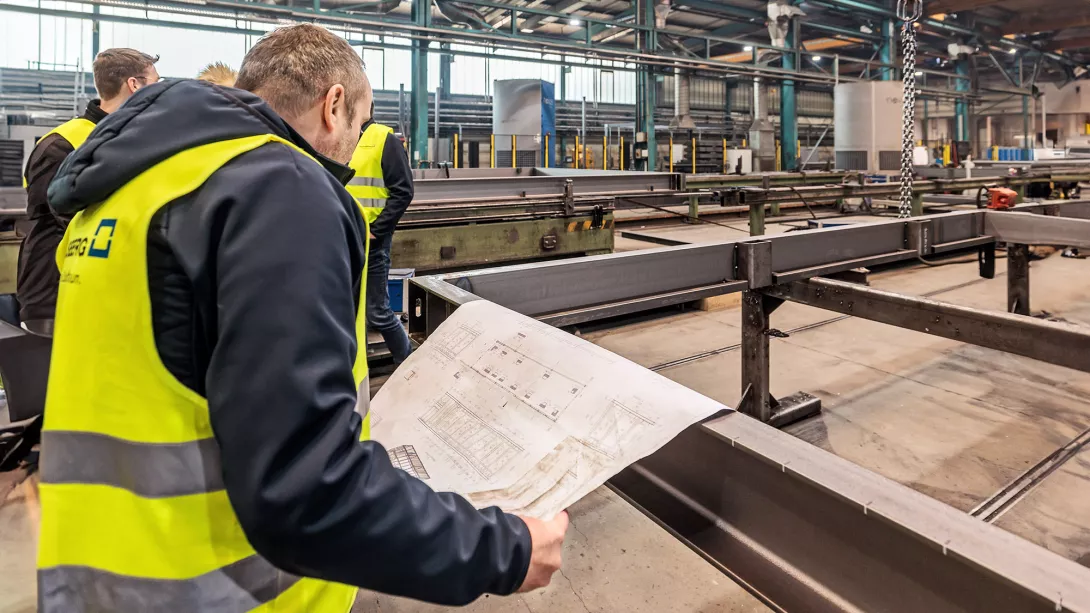 Kleusberg produziert Schulen in einer 500 Meter langen Fertigungshalle seines Werkes 2 im ostdeutschen Kabelsketal.