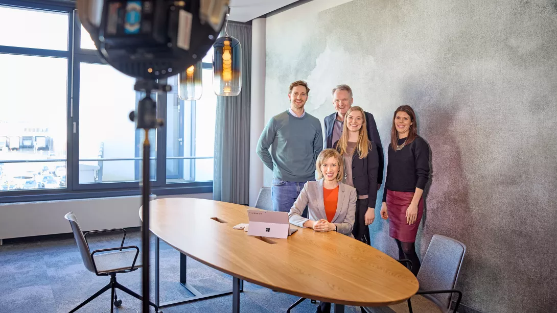 Teresa Schlichting mit dem Porsche-Consulting-Team Claus-Conrad Roth, Heiner von der Laden und Tanja Krupp (von links) sowie Carina Groß, Senior Communications Managerin bei Riverty (rechts)