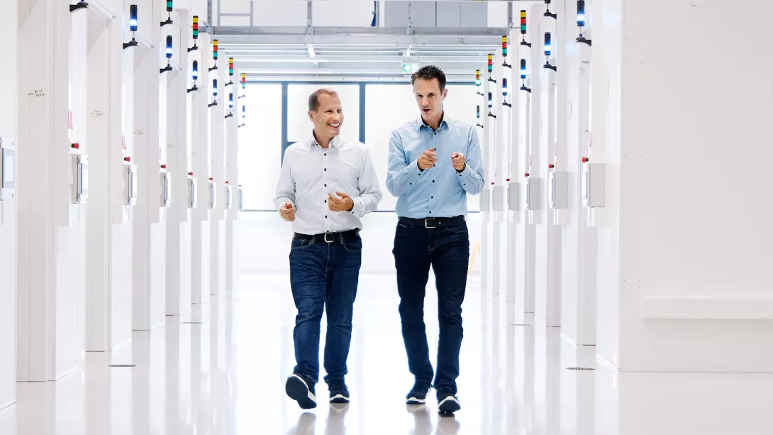 Dr. Jens Fürst (links) und Dr. Markus Kaupper verantworten im High-​Energy-​Photonics Center von Siemens Healthineers die strategischen Schwerpunktthemen Digitalisierung und Automatisierung. 