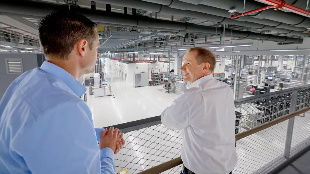 Dr. Jens Fürst (rechts) und Dr. Markus Kaupper verantworten im High-​Energy-​Photonics Center von Siemens Healthineers die strategischen Schwerpunktthemen Digitalisierung und Automatisierung. 