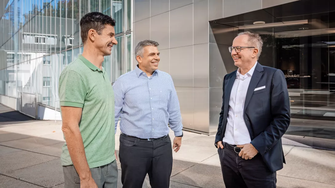 Marcus Staudt, HSE-​Manager bei Duravit (links), und Thorsten Ertel, Senior Manager bei Porsche Consulting (Mitte), im Austausch mit Duravit-​CEO Stephan Tahy. 