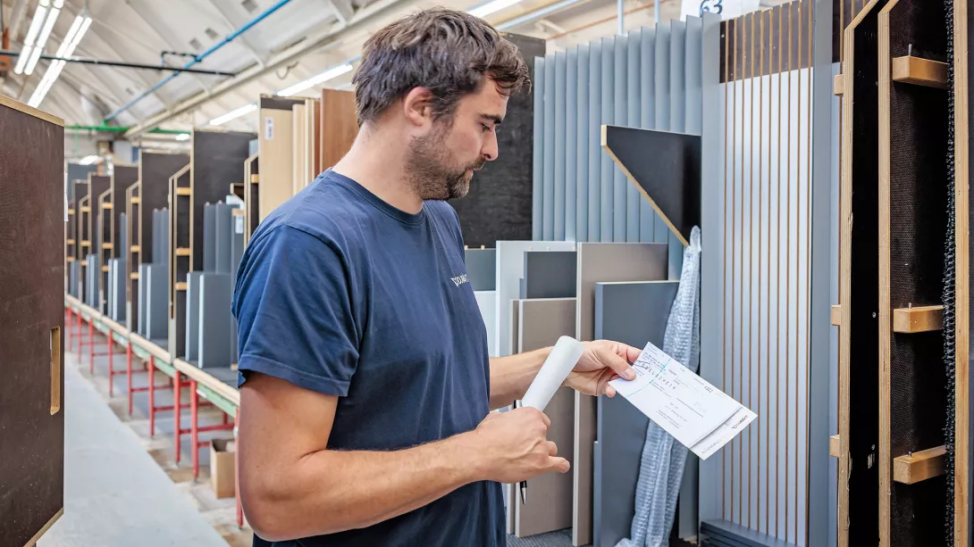 Jürgen Aberle, Fertigungsleiter der Vorfertigung, in der Produktionsstätte von Duravit in Schenkenzell.