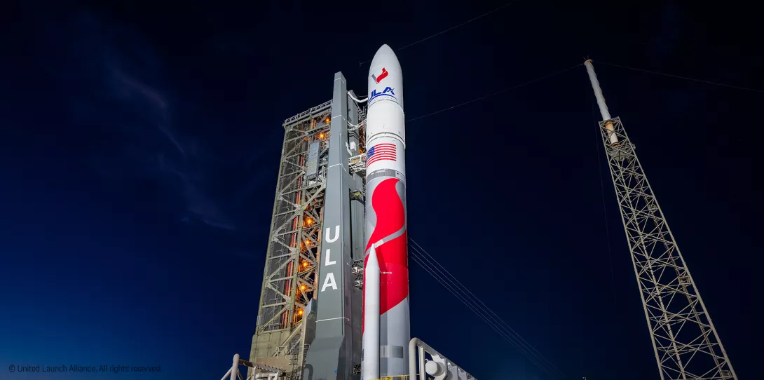beyond gravity Rakete bei Nacht