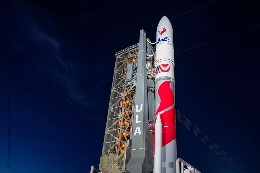 beyond gravity Rakete bei Nacht