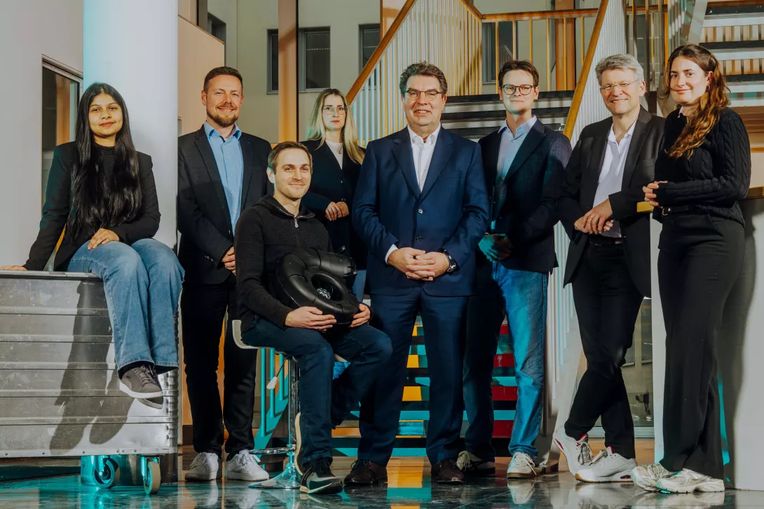 Team ebm-papst neo: Sumiya Islam, Sven Fielsch, Waldemar Wagner, Roxanna Jaehnel, Stefan Bastian (CEO), Paul Bernsdorff, Olf Jännsch und Laura Ruhrmann (von links).
