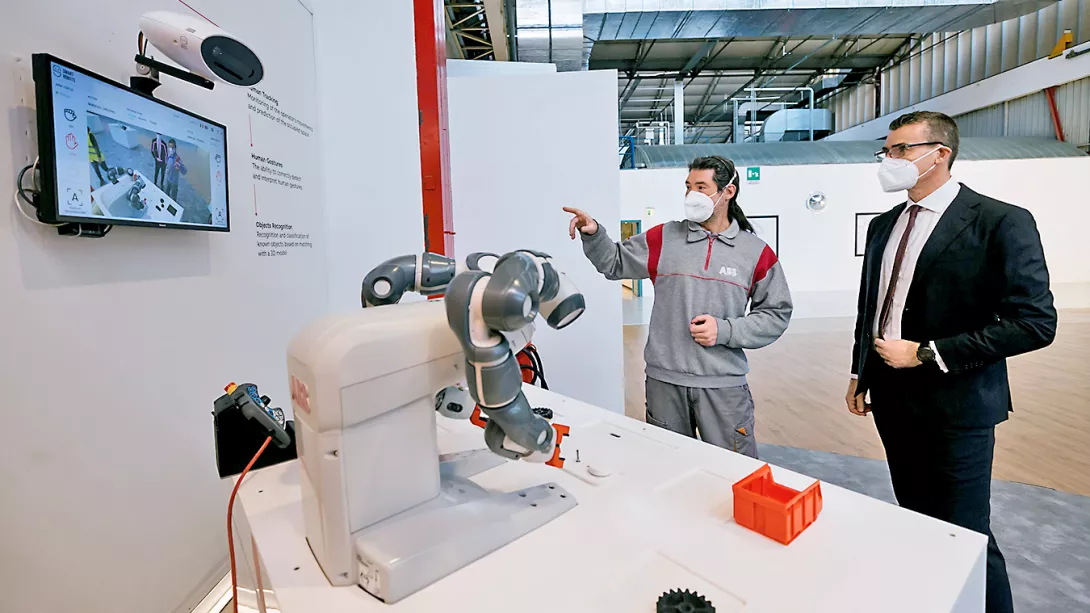 Zusammenarbeit Roboter Yumi mit Menschen