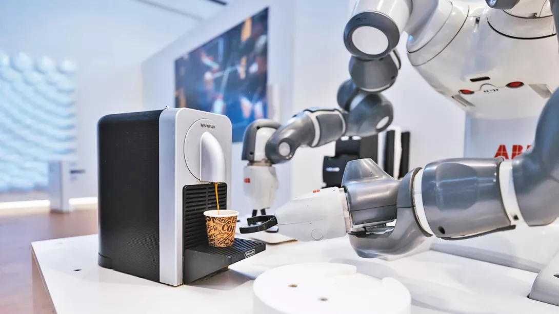 Roboter Yumi bedient Kaffeemaschine