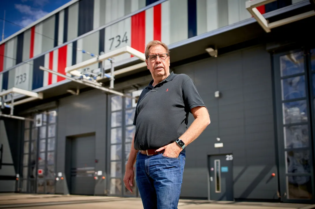 Hans-Peter Müller vor der ICE-Halle